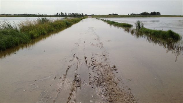 Une route inondée menant à la réserve de la Première Nation James Smith, en Saskatchewan