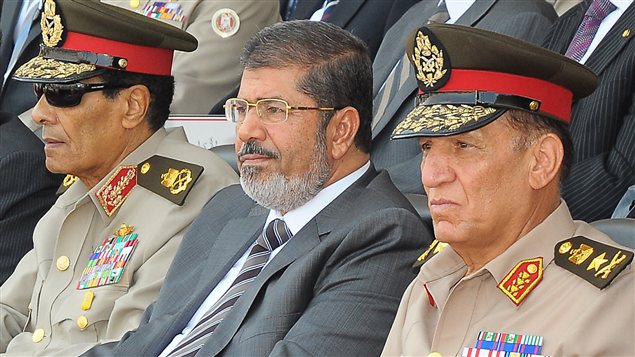 Le président égyptien Mohamed Morsi, entouré du maréchal Hussein Tantaoui (gauche) et de Sami Anan (droite), le chef d'État-major de l'armée, le 9 juillet au Caire.