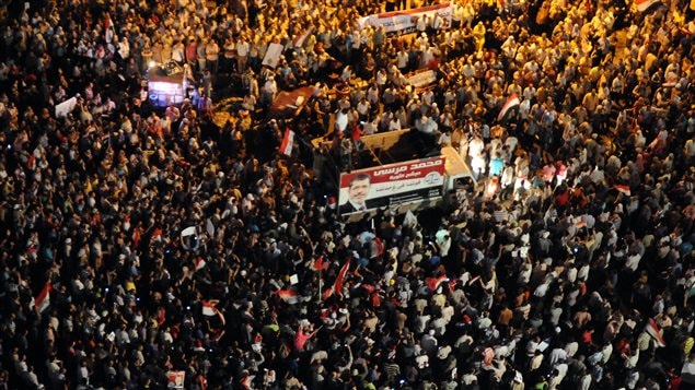 Des milliers d'Égyptiens sont réunis place Tahrir, au Caire, pour saluer la décision du président Mohamed Morsi de mettre à la retraite son ministre de la Défense et le chef d'État-major de l'armée. 