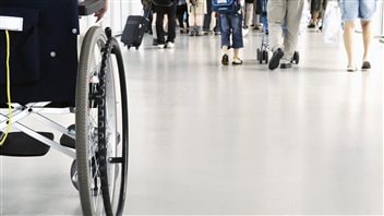 Personne en fauteuil roulant.