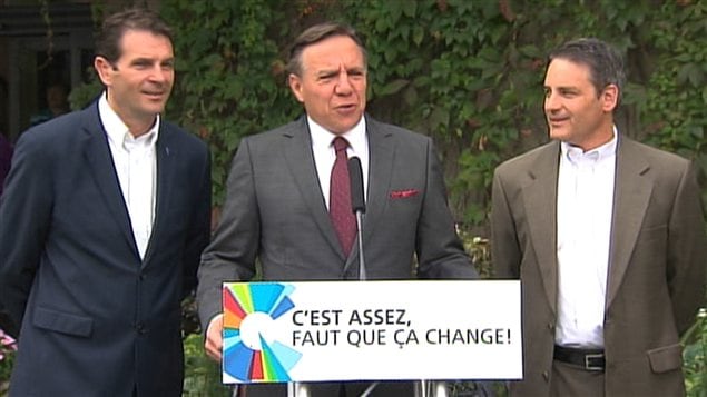 Le chef de la CAQ François Legault a fait son annonce en compagnie de ses candidats dans Granby et Brome-Missisquoi, François Bonnardel et Benoît Legault.
