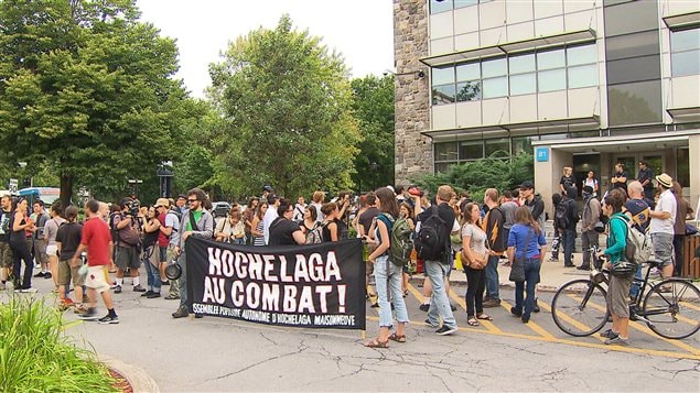 Les manifestants devant le Collège de Maisonneuve