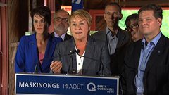 Entour�e de candidats de la r�gion, Pauline Marois s'est engag�e, � Trois-Rivi�res, � faire adopter une charte de la la�cit� si elle est �lue.