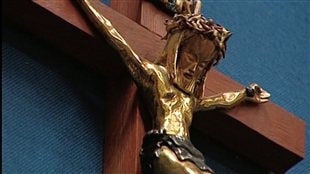 Le crucifix présent à l'Assemblée nationale est situé au-dessus du siège de son président.