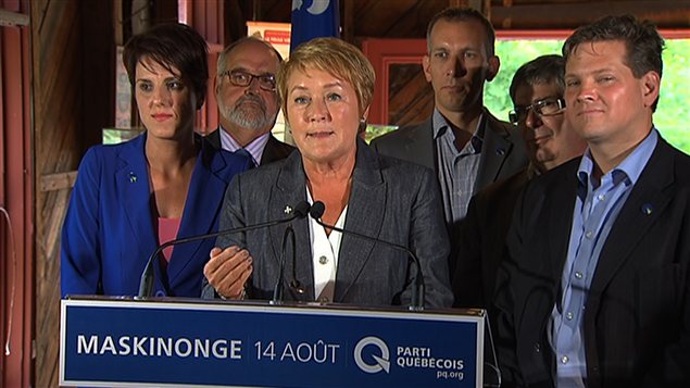Entourée de candidats de la région, Pauline Marois s'est engagée, à Trois-Rivières, à faire adopter une charte de la laïcité si elle est élue.