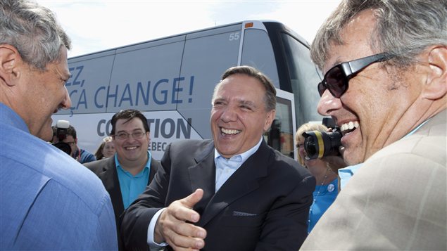 Le chef de la CAQ François Legault est accueilli par ses candidats locaux à son arrivée à Québec le 14 août 2012.
