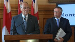 Le maire G�rald Tremblay en compagnie de Richard Deschamps, membre du comit� ex�cutif responsable des infrastructures, en conf�rence de presse, le 15 ao�t 2012