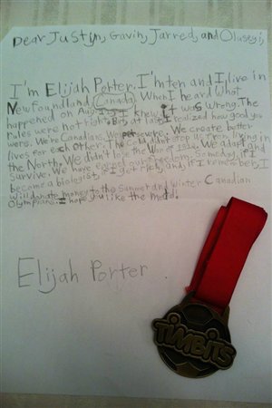 La lettre et la médaille envoyées à l'équipe canadienne du relais 4 x 100 m par Elijah Porter