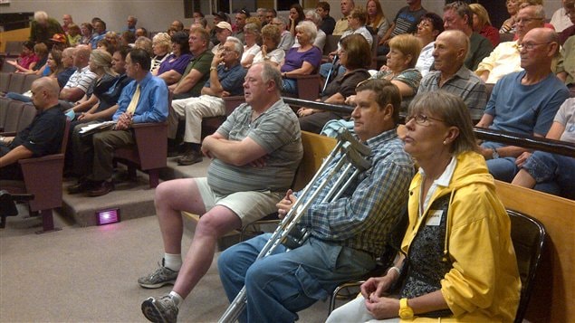 Des résidents d'Elliot Lake venus rencontrer le commissaire Paul Bélanger