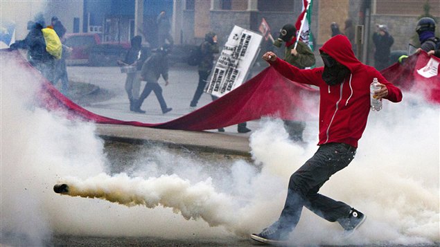 Presque le tiers, 28 % des étudiants canadiens, sont stressés en raison du financement de leurs études. De grandes manifestations étudiantes ont ébranlé la province du Québec en 2012 en raison de l'augmentation des frais de scolarité qui ont doublé depuis 20 ans dans l'ensemble au Canada.