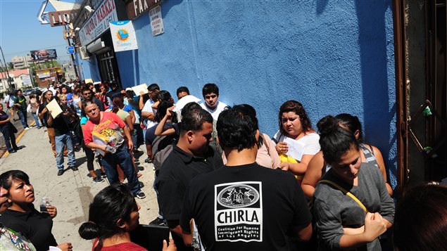 Des jeunes immigrants illégaux font la queue pour monter leur dossier afin de pouvoir rester sur le sol américain.