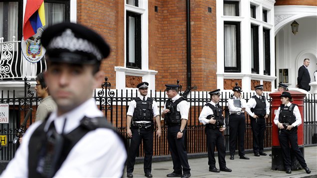 Des policiers montent la garde devant l'ambassade de l'Équateur à Londres
