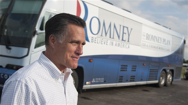 Le candidat républicain à la présidence des États-Unis, Mitt Romney, devant sa caravane de campagne.