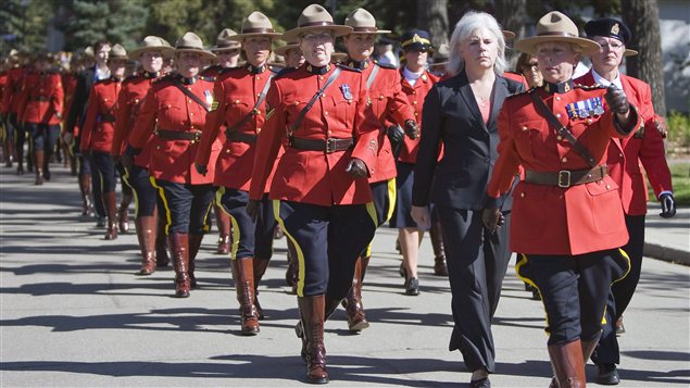 Primera tropa compuesta solo por mujeres, desfilando en 2009 en Regina, Saskatchewan, celebrando el 35 aniversario de la llegada de las mujeres en la RCMP-GRC.