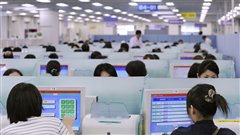 Des Japonais cherchant du travail dans un centre d'aide � l'emploi de Tokyo  |�AFP / Kazuhiro Nogi