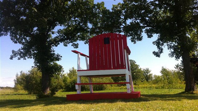 Un résident de Scanterbury a construit une chaise géante en hommage aux deux frères qui ont salué les passants pendant des années.