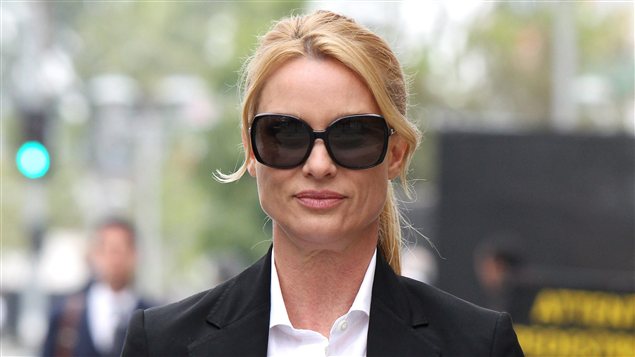 Nicollette Sheridan à son arrivée en cour