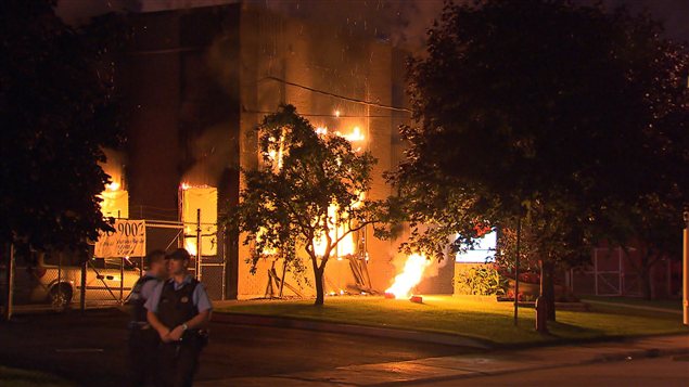 L'immeuble commercial en flammes dans l'arrondissement d'Anjou