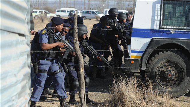 Policiers lors de la manifestation, à Marikana, le 16 août 2012