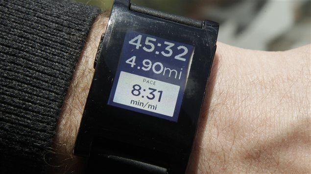 La montre fabriquée par l'entreprise canadienne Pebble Technology grace au socio financement. de Kickstater.