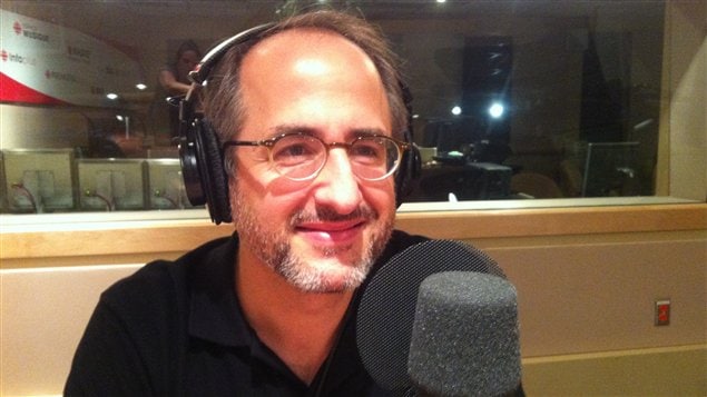 Le journaliste Antoine Robitaille propose des chansons aux diff�rents partis politiques