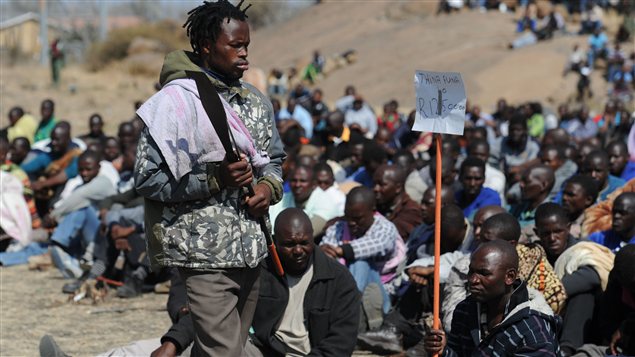 Les mineurs de la mine de Marikana, en Afrique du Sud, refusent de retourner au travail. 
