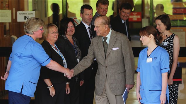 Le prince Philippe remerciant le personnel de l'Infirmerie royale d'Aberdeen, en Écosse