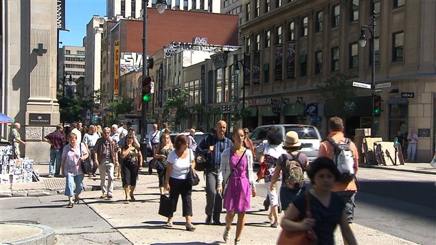 Piétons au centre-ville de Montréal
