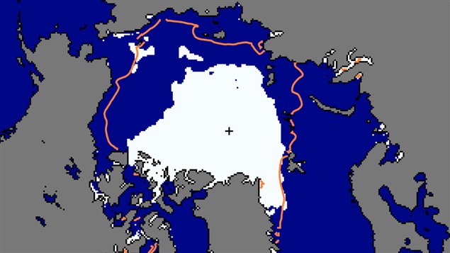 Cette illustration montre l'étendue de la calotte glaciaire en Arctique en date du 20 août 2012. La ligne orange présente la superficie moyenne enregistrée de 1979 à 2000.