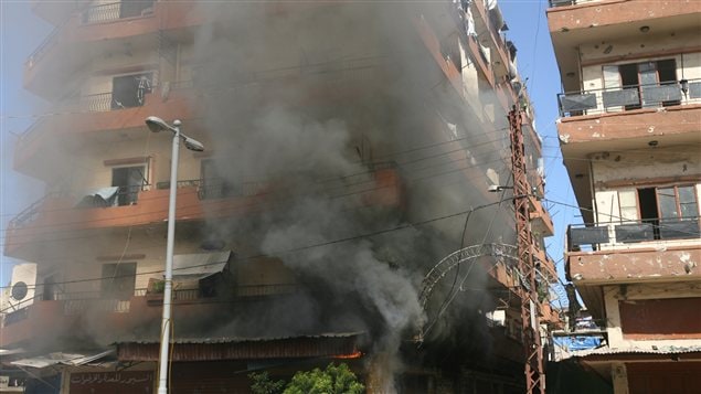 Un immeuble de Tripoli en feu, dans le nord du Liban