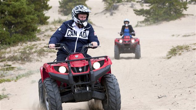 Stephen Harper et sa femme Laureen se sont adonnés à un tour de véhicule tout-terrain à Caribou Crossing, le 20 août 2012