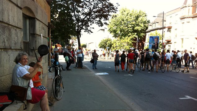 Apparition des casseroles sur le chemin des manifestants
