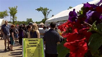 Des milliers de personnes ont fréquenté le marché de Saint-Norbert lors de sa première journée d'ouverture de la saison, le 2 juin.
