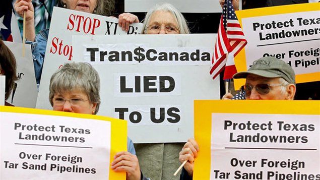 Des activistes manifestent contre le projet Keystone XL devant le palais de justice au Texas.