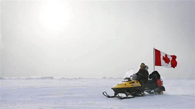 Un patrouilleur sur sa motoneige durant une patrouille de souveraineté près d’Eureka, sur un glacier de l’île d’Ellesmere, au Nunavut