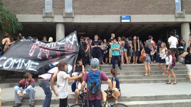 Des étudiants manifestent devant le pavillon Jean-Brillant de l'Université de Montréal.