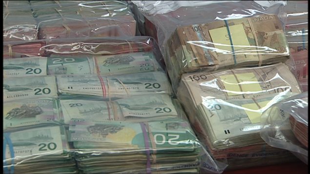 Monnaie blanchie et saisie par la Gendarmerie Royale du Canada au mois d'août 2012. Entre 590 milliards à 1 500 milliards de dollars américains seraient blanchis dans le monde tous les ans soit de 5 à 15 milliards de dollars au Canada uniquement.