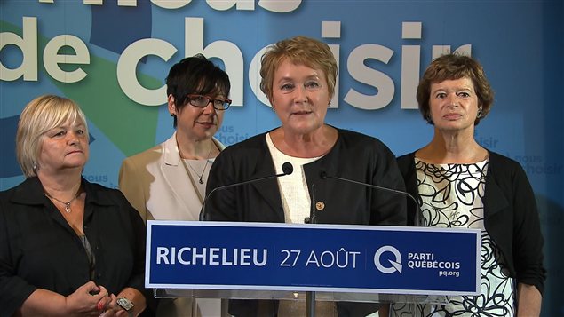 La chef péquiste, Pauline Marois, entourée des candidates Monique Richard (Montarville), Élaine Zakaïb (Richelieu) et Marie Malavoy (Taillon)
