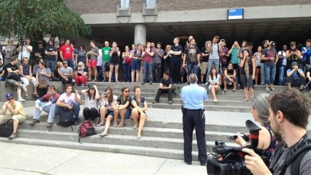 Des étudiants de l'UdeM bloquent l'entrée du pavillon Jean-Brillant.