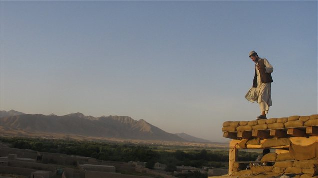 Un homme de la milice afghane sur le toit d'un poste de sécurité à Kajaki, dans la province de Hemland, le 23 août dernier