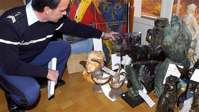 Des œuvres d’art et de la porcelaine d’une valeur de plus de 100 000 $ qui n’avaient pas été déclarées ont été saisies