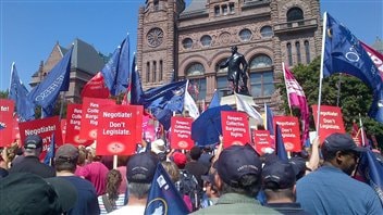 Les manifestants sont réunis devant l'Assemblée législative.