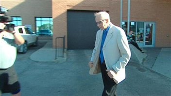 Le sénateur libéral du Manitoba, Rod Zimmer, à sa sortie de la cour mardi matin à Saskatoon.