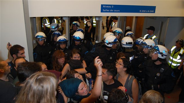 Des étudiants et enseignants pris en souricière dans les escaliers du pavillon Jean-Brillant de l'UdeM après l'intervention policière en après-midi, le 28 août 2012