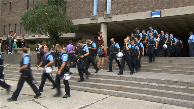 Des policiers à l'extérieur du pavillon Jean-Brillant de l'Université de Montréal