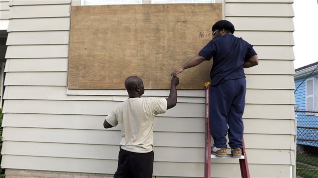 Des citoyens barricadent leurs maisons en prévision de l'arrivée d'Isaac sur les côtes américaines.