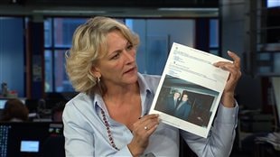 La libérale Lise thériault brandit à RDI une photo de Jacques Duchesneau en compagnie d'Alberino Magi