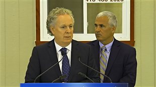 Jean Charest en conférence de presse à Saint-Romain