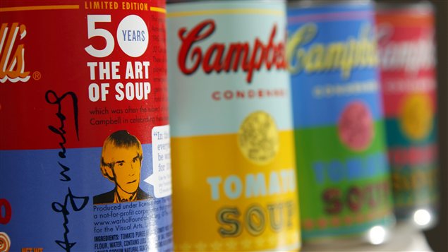 Les boîtes de soupe Campbell rendant hommage à Andy Warhol