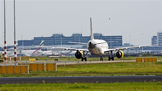 L'avion du transporteur Vueling immobilisé sur le tarmac de l'aéroport Amsterdam-Schipol.